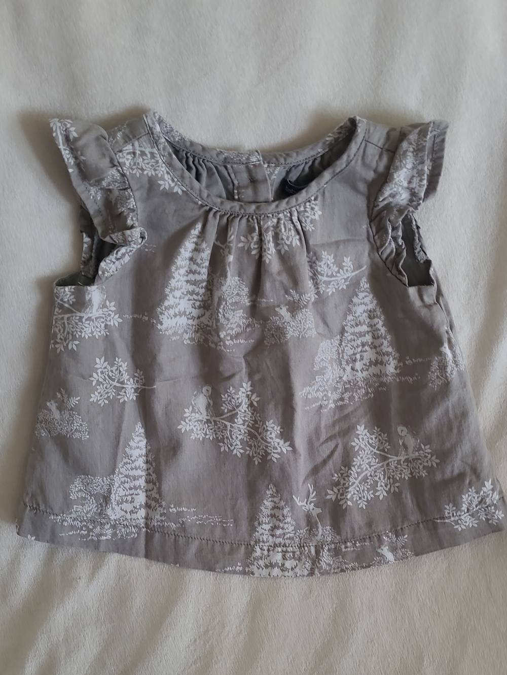 GAP Girls Gray Top with White Scenic Print and Ruffle Sleeves